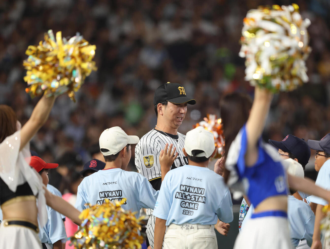 全セ対全パ　開始前、入場する全セ藤川球児監督（撮影・河田真司）
