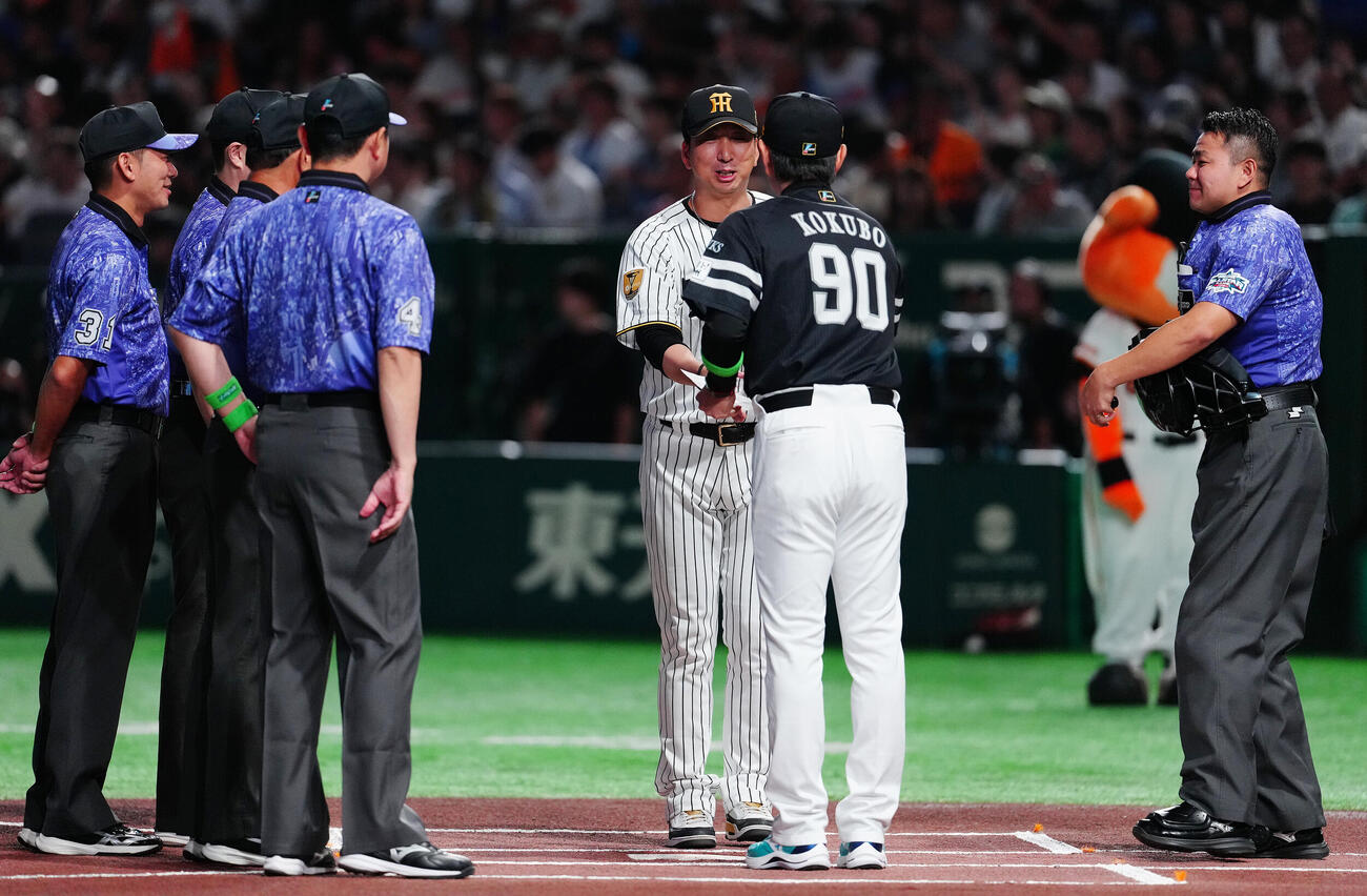 全セ対全パ　メンバー表最終確認で握手を交わす全セ藤川球児監督（中央）と全パ小久保裕紀監督（中央手前）（撮影・鈴木みどり）