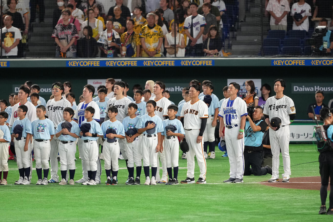 マイナビオールスターゲーム2026　第1戦　整列する全セの藤川球児監督（右端）とスタメンら（撮影・足立雅史）