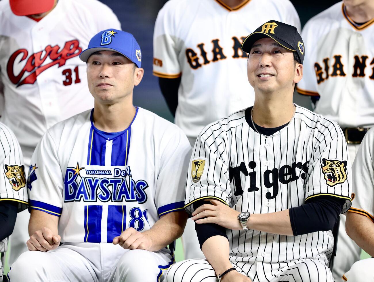 全セ対全パ　試合前、集合写真に納まるDeNA相川亮二監督（左）と阪神藤川球児監督（撮影・河田真司）