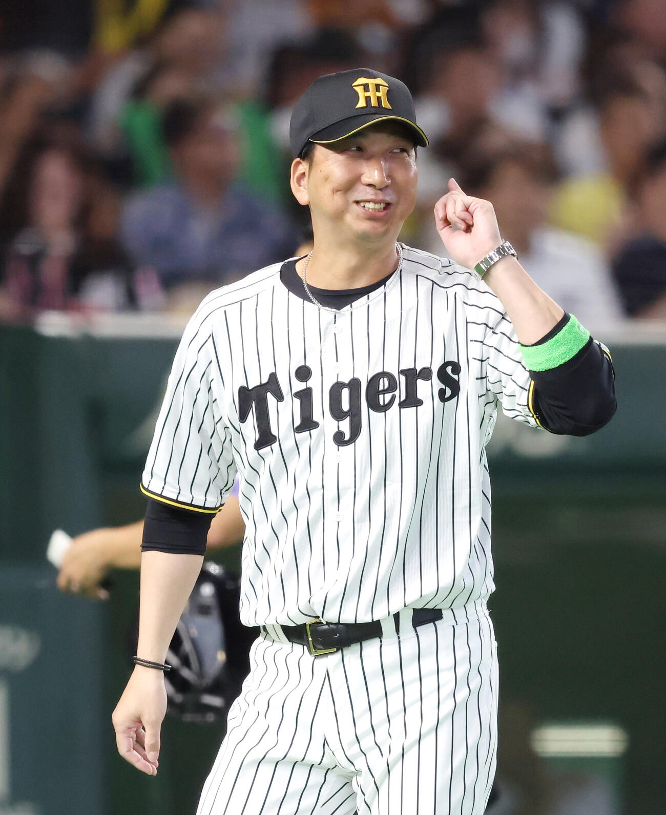 全セ対全パ　4回裏を終え選手交代を告げる全セ藤川球児監督（撮影・河田真司）