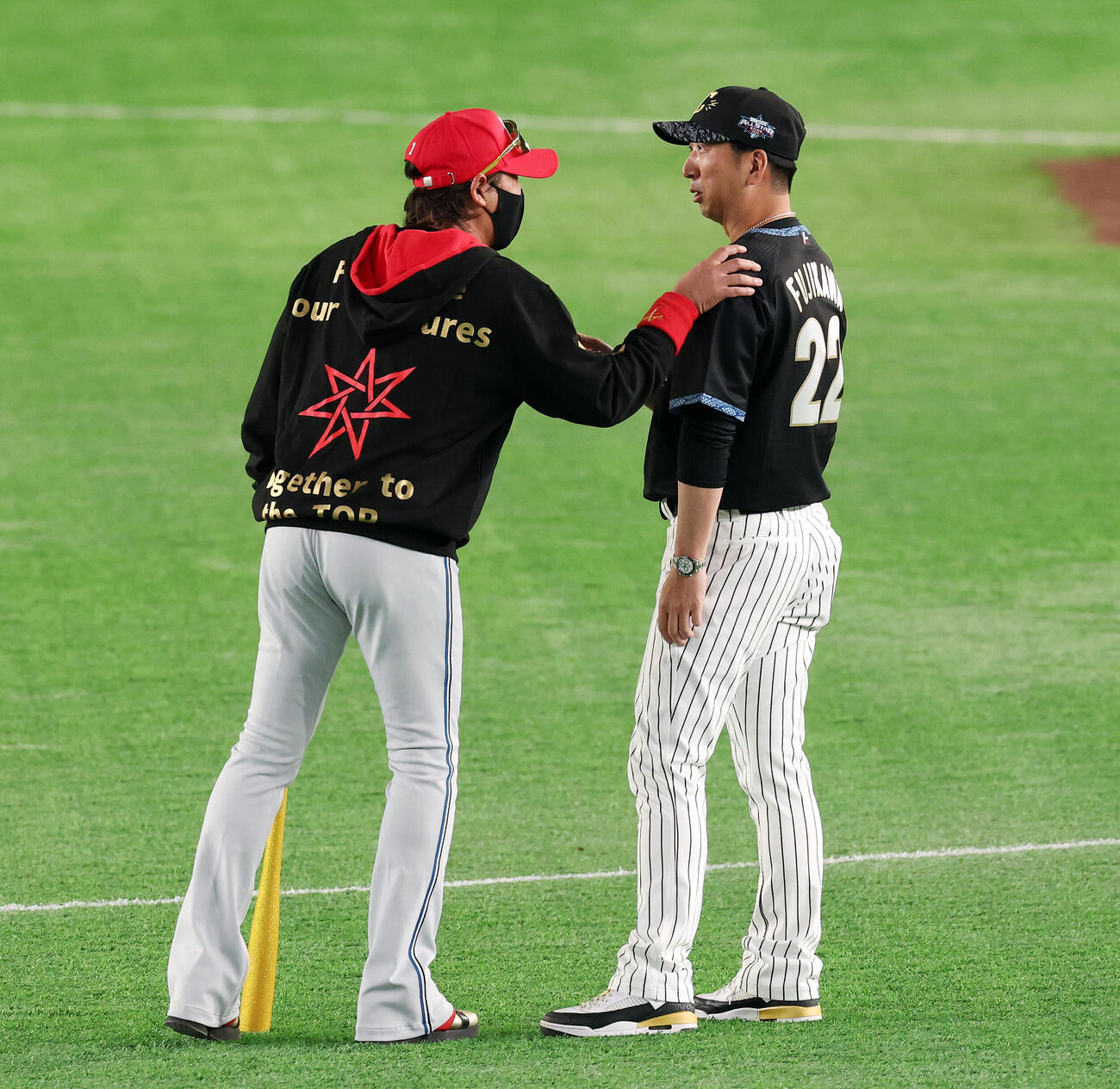 全セ対全パ　試合前、言葉を交わす日本ハム新庄剛志監督（左）と阪神藤川球児監督（撮影・宮地輝）