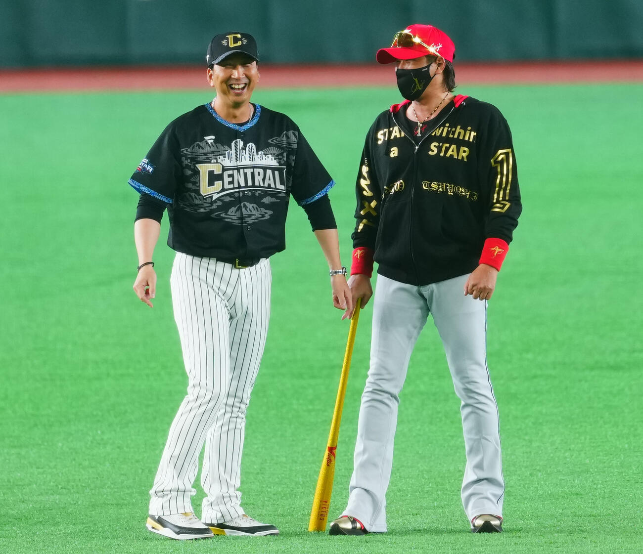 全セ対全パ　試合前、談笑する全セ藤川球児監督（左）と全セ新庄剛志コーチ（撮影・垰建太）