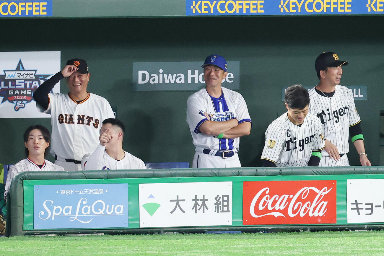 全セ対全パ　ベンチで笑顔を見せる、後列左から橋上秀樹コーチ、相川亮二コーチ、藤川球児監督（撮影・宮地輝）