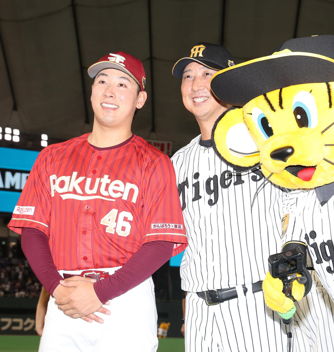 全セ対全パ　試合後、写真に納まる楽天藤平尚真（左）と阪神藤川球児監督（撮影・河田真司）