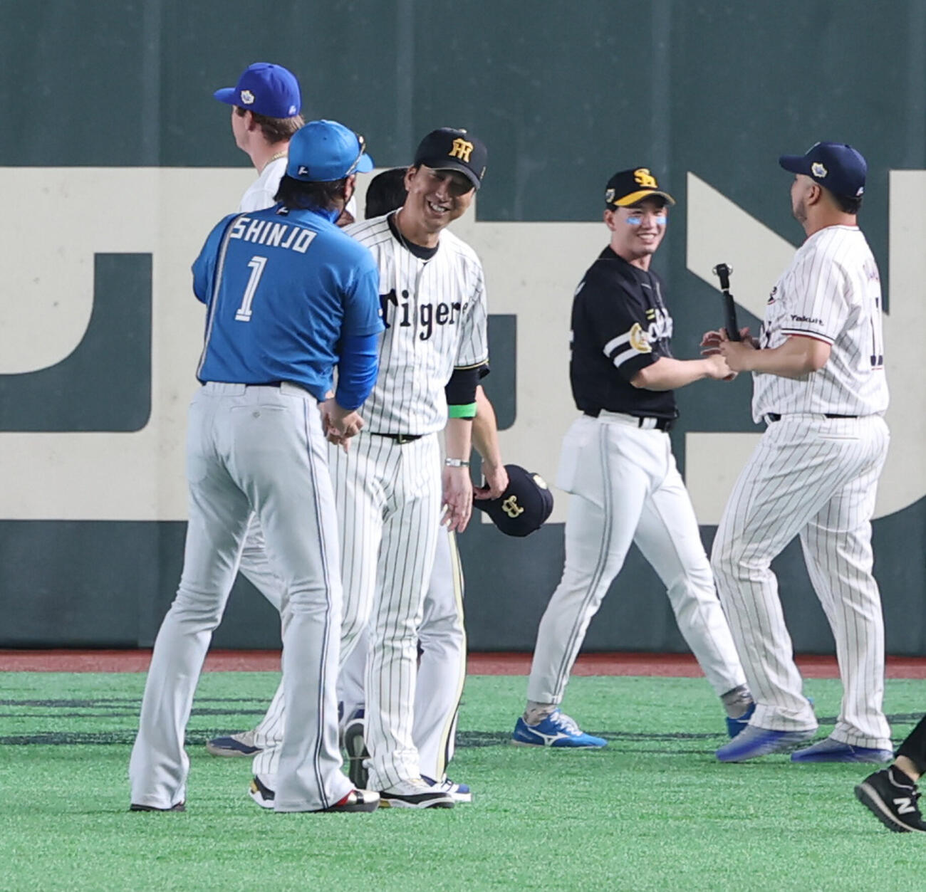 全セ対全パ　試合後、新庄剛志監督（左）と言葉を交わす藤川球児監督（撮影・河田真司）