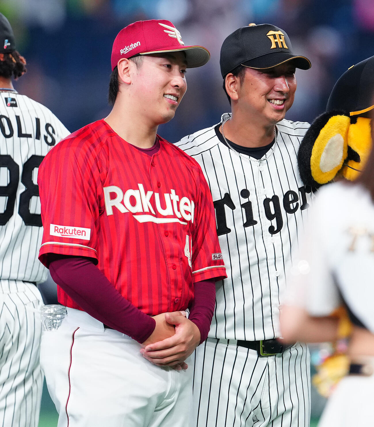 全セ対全パ　試合後、楽天藤平尚真（左）と記念撮影に納まる阪神藤川球児監督（撮影・鈴木みどり）