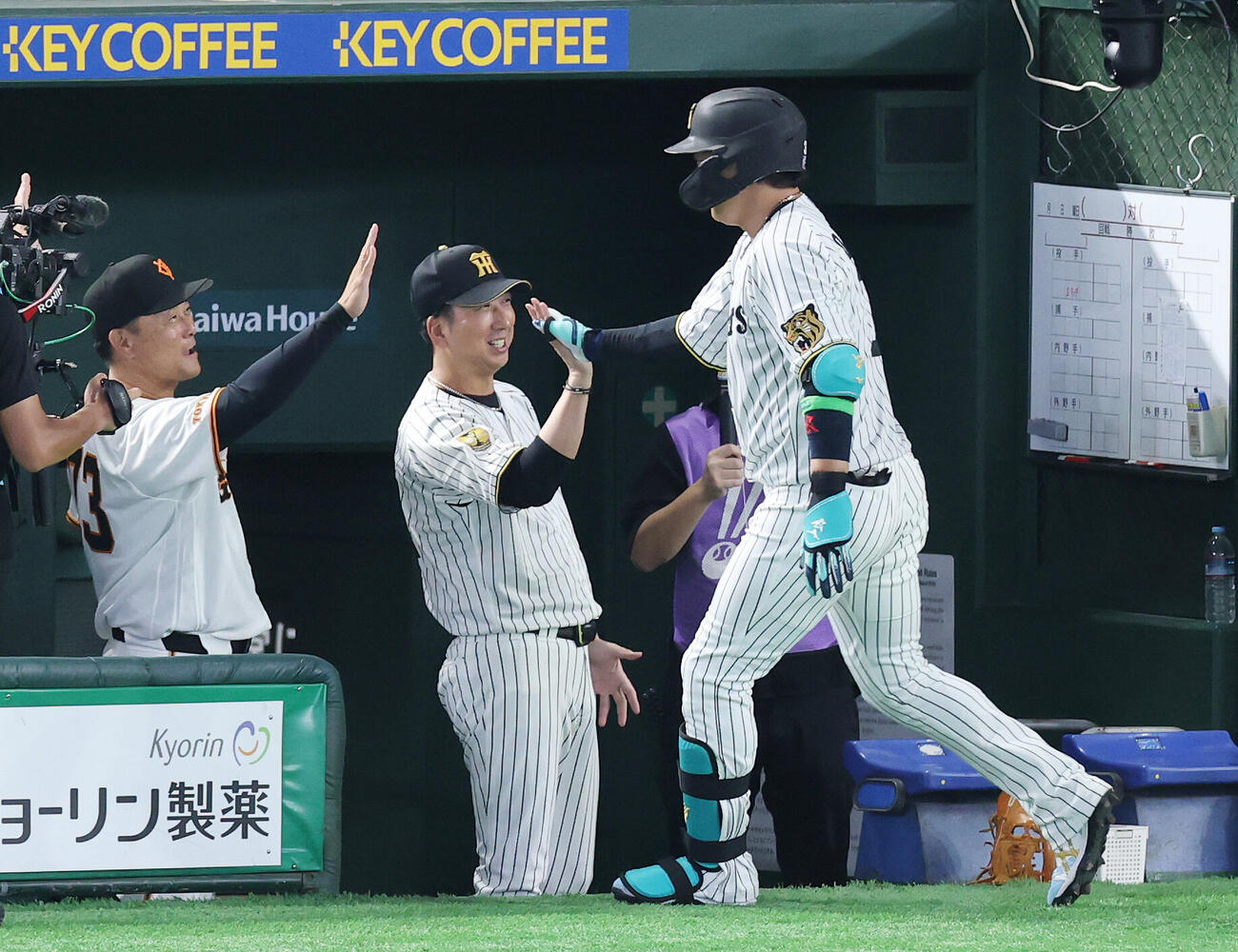 全セ対全パ　8回裏全セ1死二塁、2点本塁打を放った大山悠輔（右）を迎える藤川球児監督（中央）と橋上秀樹コーチ（撮影・宮地輝）