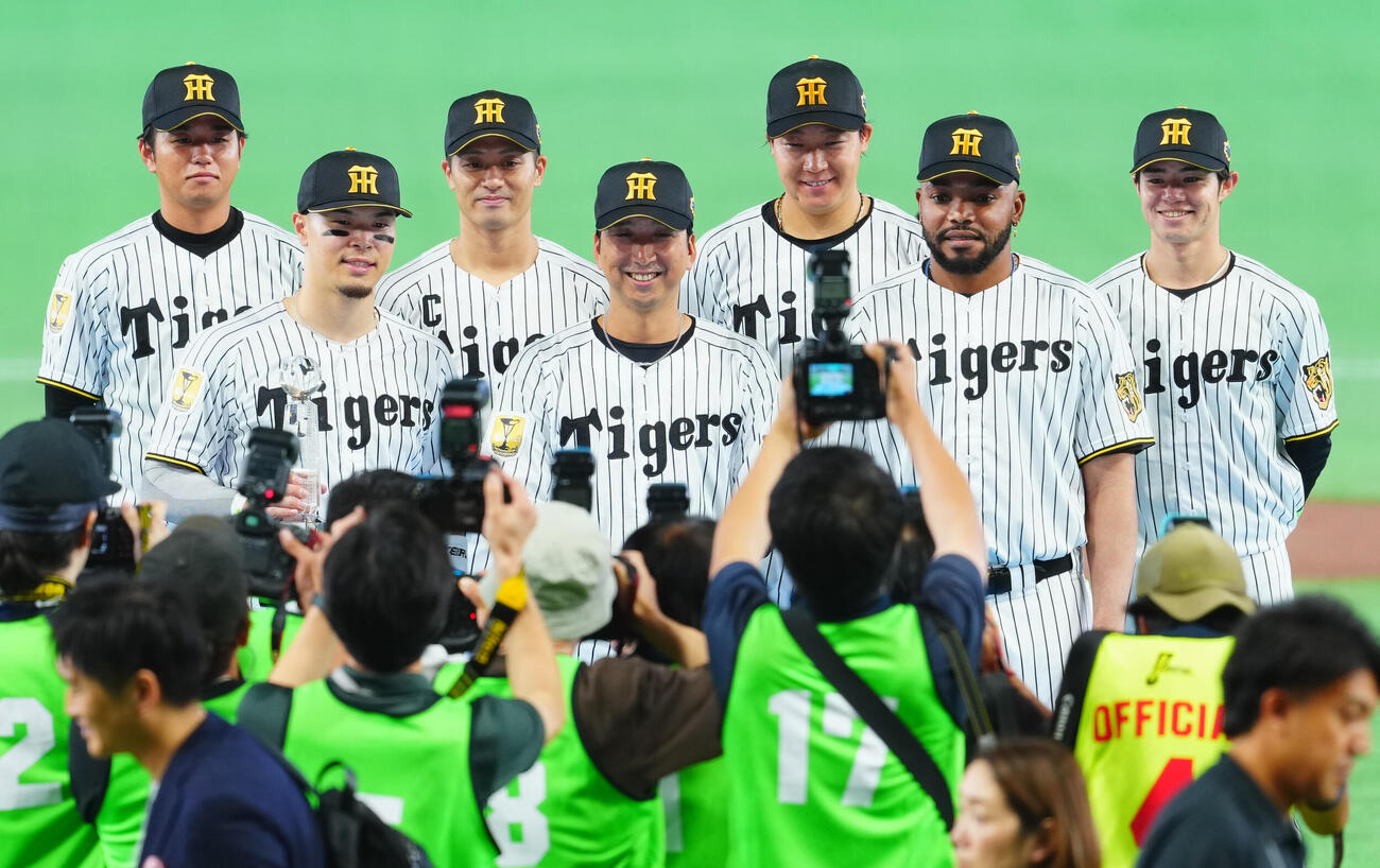 全セ対全パ　試合後記念写真に納まる阪神の選手たち。左から高橋遥人、佐藤輝明、坂本誠志郎、藤川球児監督、大山悠輔、ラファエル・ドリス、中野拓夢（撮影・垰建太）