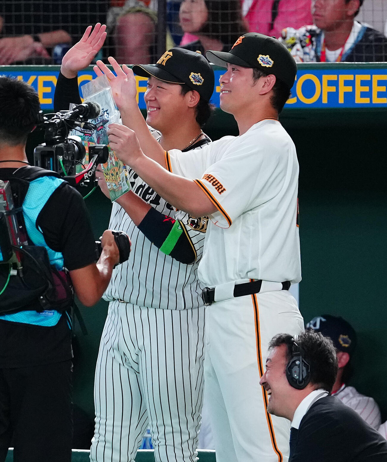 全セ対全パ　クイズで正解し笑顔の全セ大城卓三（右）と大山悠輔（撮影・鈴木みどり）