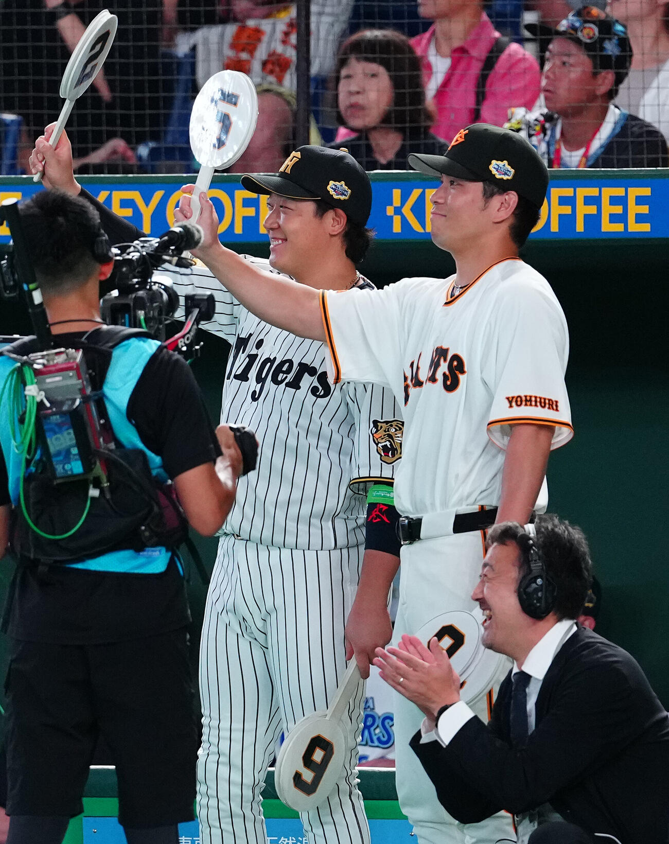 全セ対全パ　クイズに挑戦する全セ大城卓三（右）と大山悠輔（撮影・鈴木みどり）