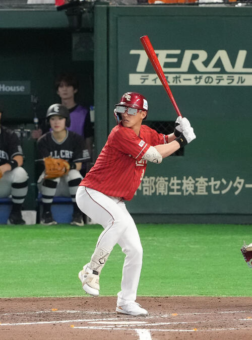 動画】楽天辰己涼介「楽天カードマン」姿で打席へ 最後はギータに