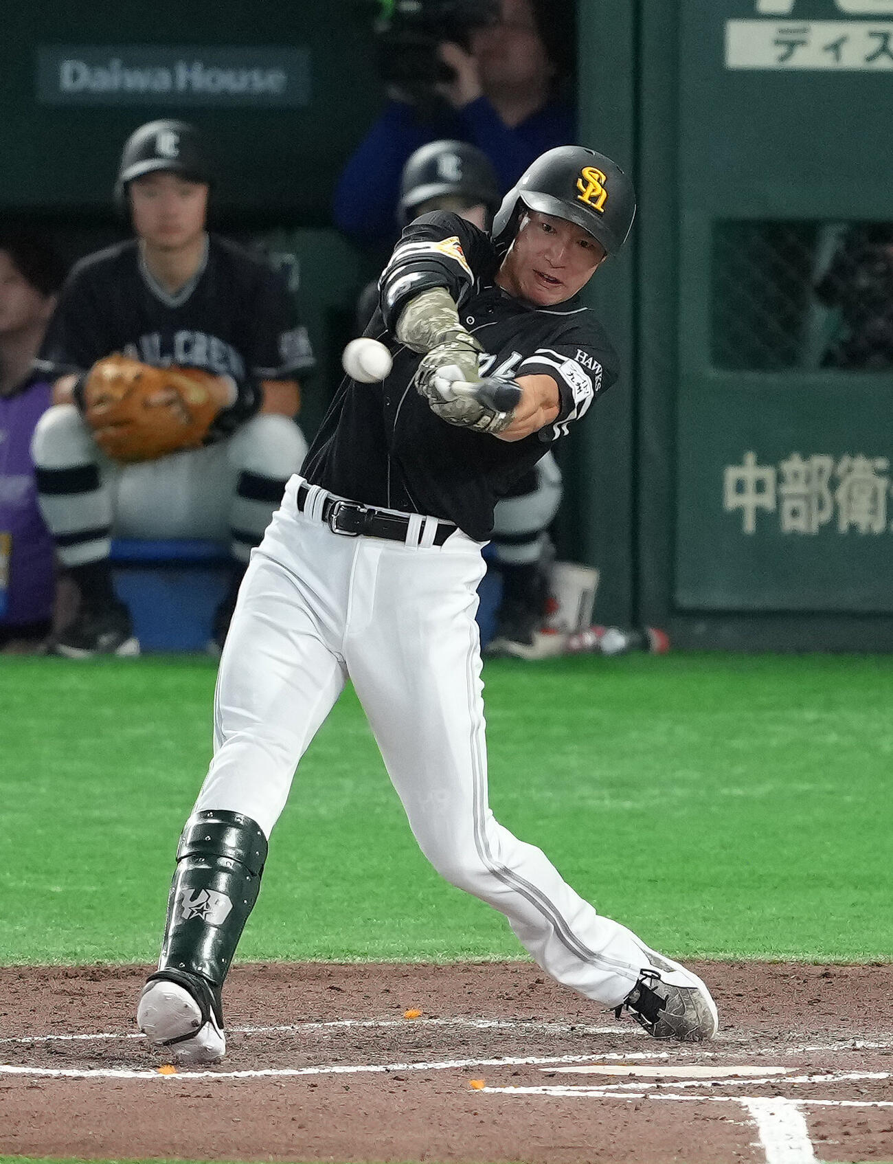 全セ対全パ　8回表全パ無死、柳田悠岐は左前打を放つ（撮影・足立雅史）