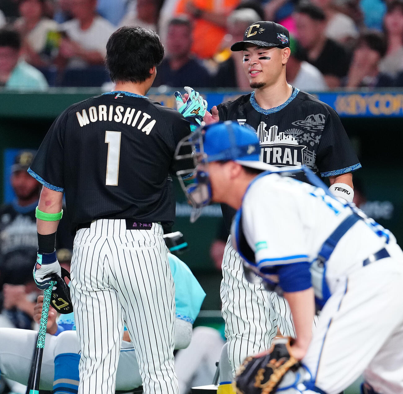全セ対全パ　ホームランダービー準決勝で森下翔太（左）に勝利し、決勝進出を決めた阪神佐藤輝明（撮影・鈴木みどり）