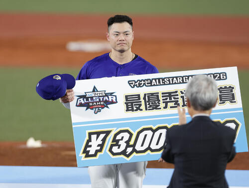 全パ対全セ 最優秀選手賞を受賞した中日細川成也(撮影・前田充)
