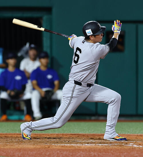 全パ対全セ 9回表全セ無死、坂本勇人は安打を放つ(撮影・上田博志)