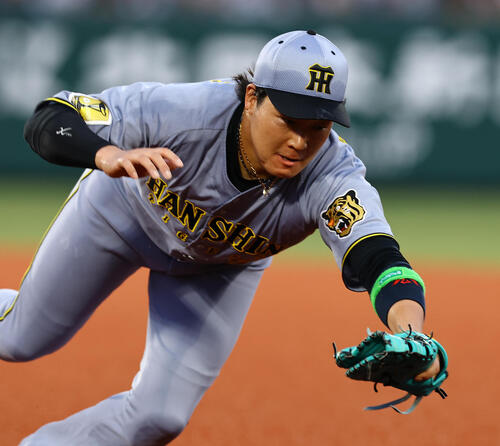 全パ対全セ 1回裏全パ2死、大山悠輔は西川龍馬の打球に飛びつくも取れず二塁打を許す(撮影・上田博志)