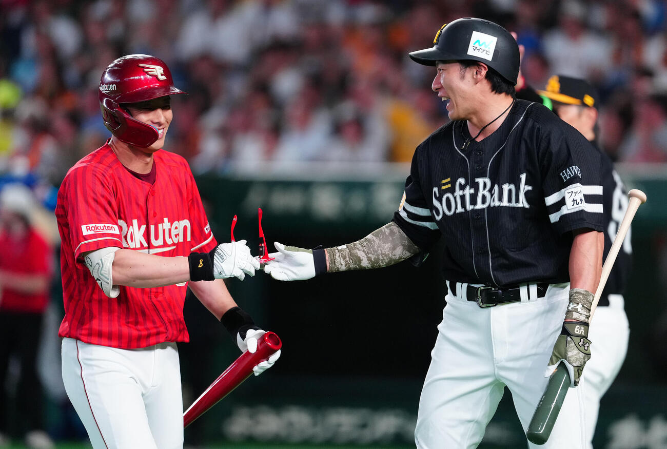 全セ対全パ　7回表を終え、辰己涼介（左）に楽天カードのサングラスを返す全パ柳田悠岐（撮影・鈴木みどり）