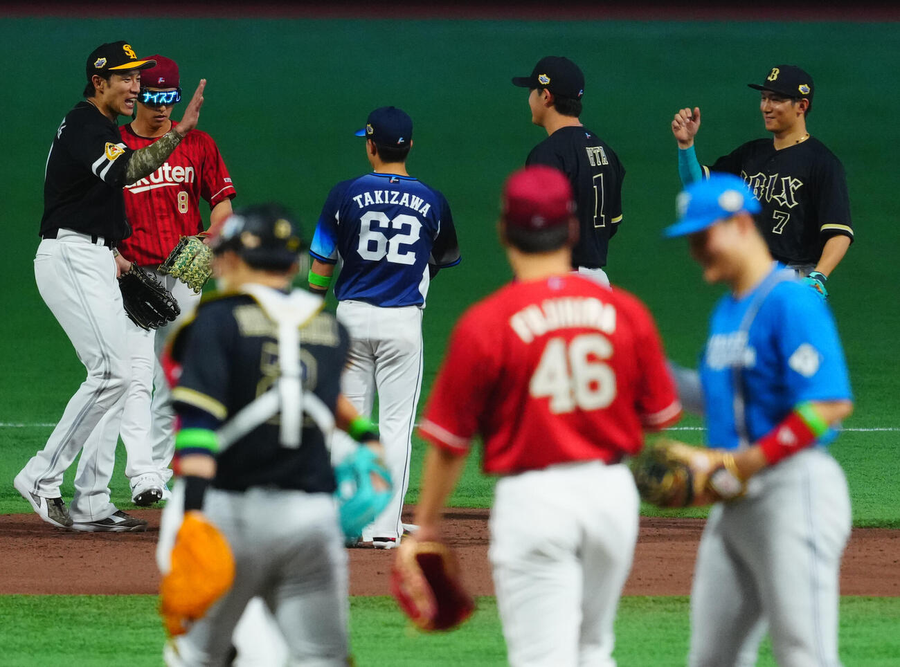 全セ対全パ　試合に勝利しタッチを交わす全パの選手たち（撮影・垰建太）
