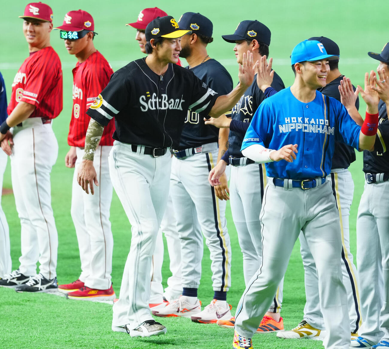 全セ対全パ　選手紹介で登場する全パ柳田悠岐（左）（撮影・垰建太）