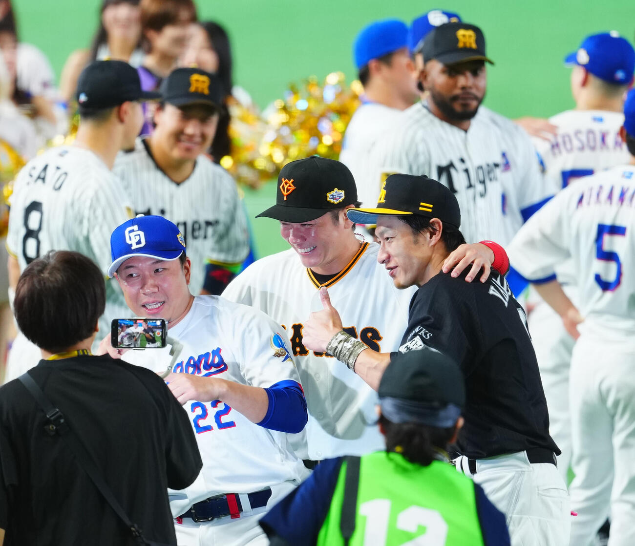 全セ対全パ　試合後、同学年の3人で写真に納まる坂本勇人（中央）、大野雄大（左）、柳田悠岐（撮影・垰建太）
