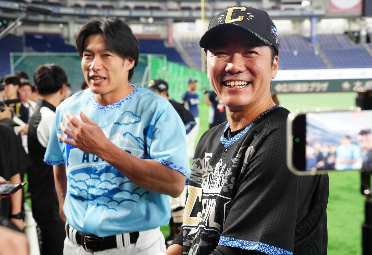 全セ対全パ　笑顔の巨人坂本勇人（右）とソフトバンク柳田悠岐（撮影・鈴木みどり）