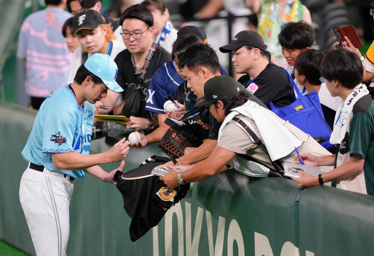 マイナビオールスターゲーム2026　第1戦　全セ対全パ　試合前、ファンのサインに応える柳田悠岐（撮影・足立雅史）