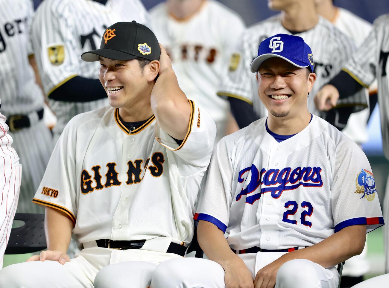 全セ対全パ　試合前、言葉を交わす巨人大城卓三（左）と中日大野雄大（撮影・河田真司）