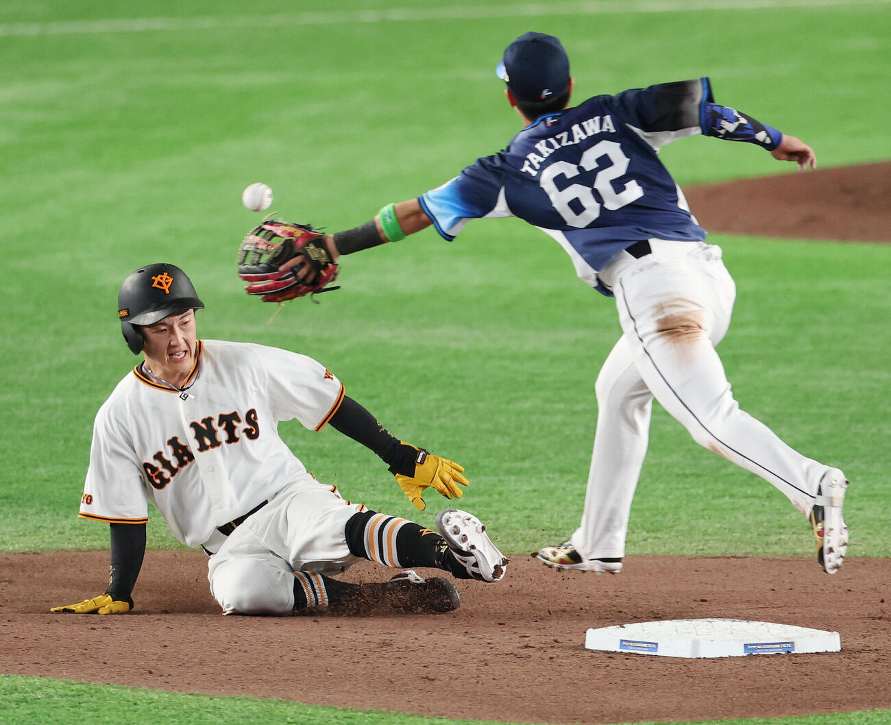 全セ対全パ　8回裏全セ無死一塁、二塁盗塁を決める浦田俊輔（撮影・宮地輝）