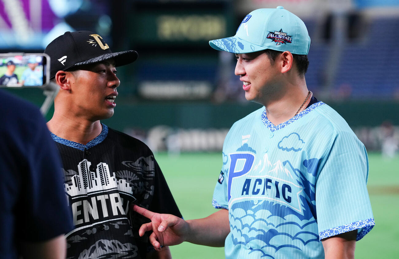 全セ対全パ　談笑するヤクルト山野太一（左）とオリックス椋木蓮（撮影・鈴木みどり）