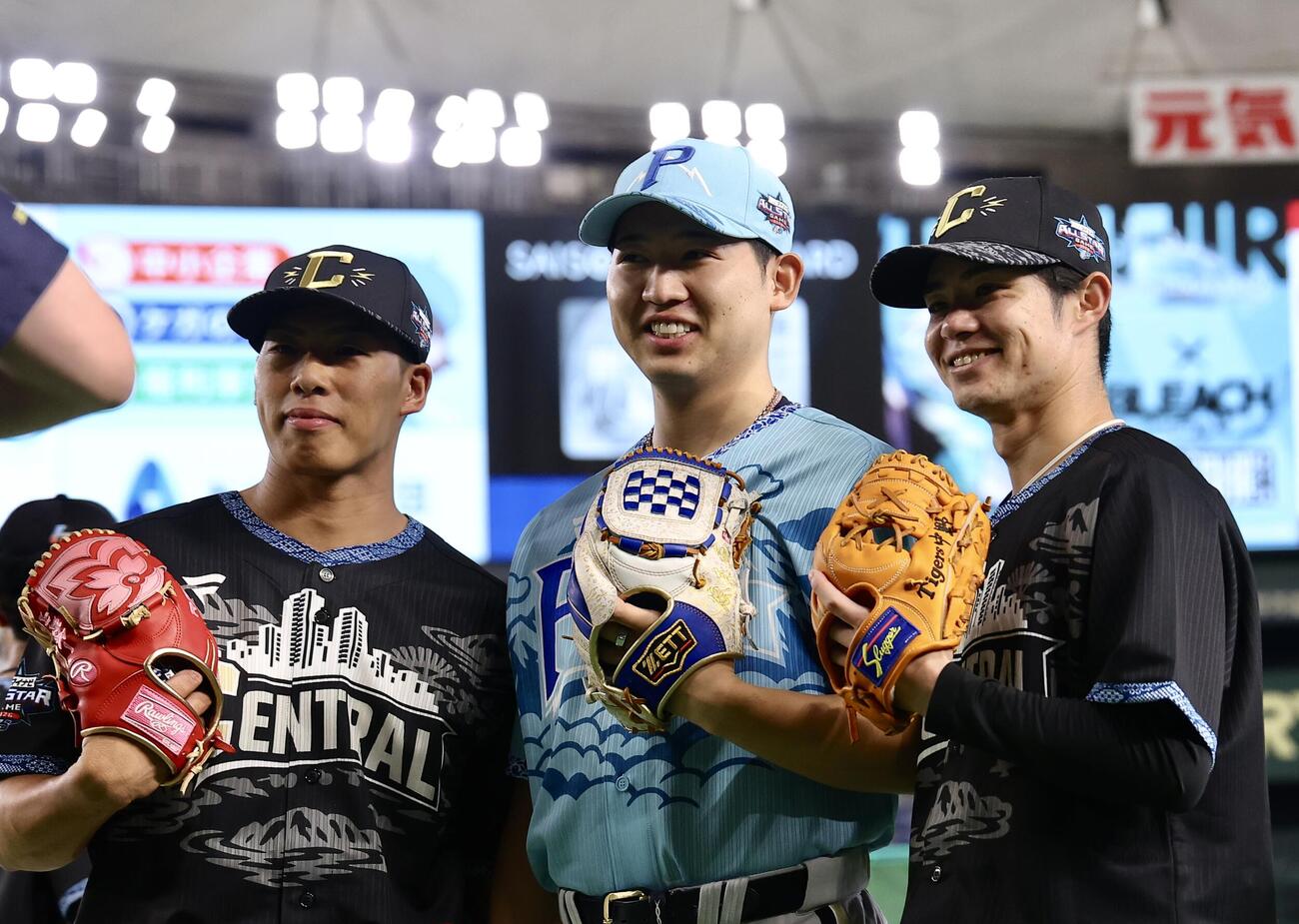 全セ対全パ　試合前、笑顔で写真に納まる、左からヤクルト山野、オリックス椋木、阪神中野（撮影・河田真司）