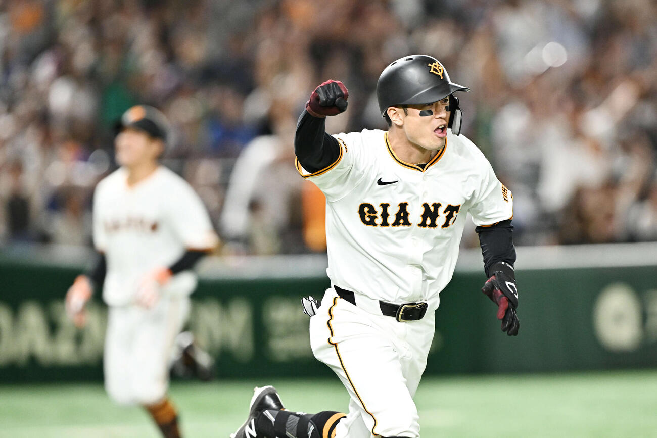 24年7月12日　巨人対DeNA 9回裏巨人1死三塁、若林はサヨナラ打を放ちガッツポーズする（撮影・滝沢徹郎）