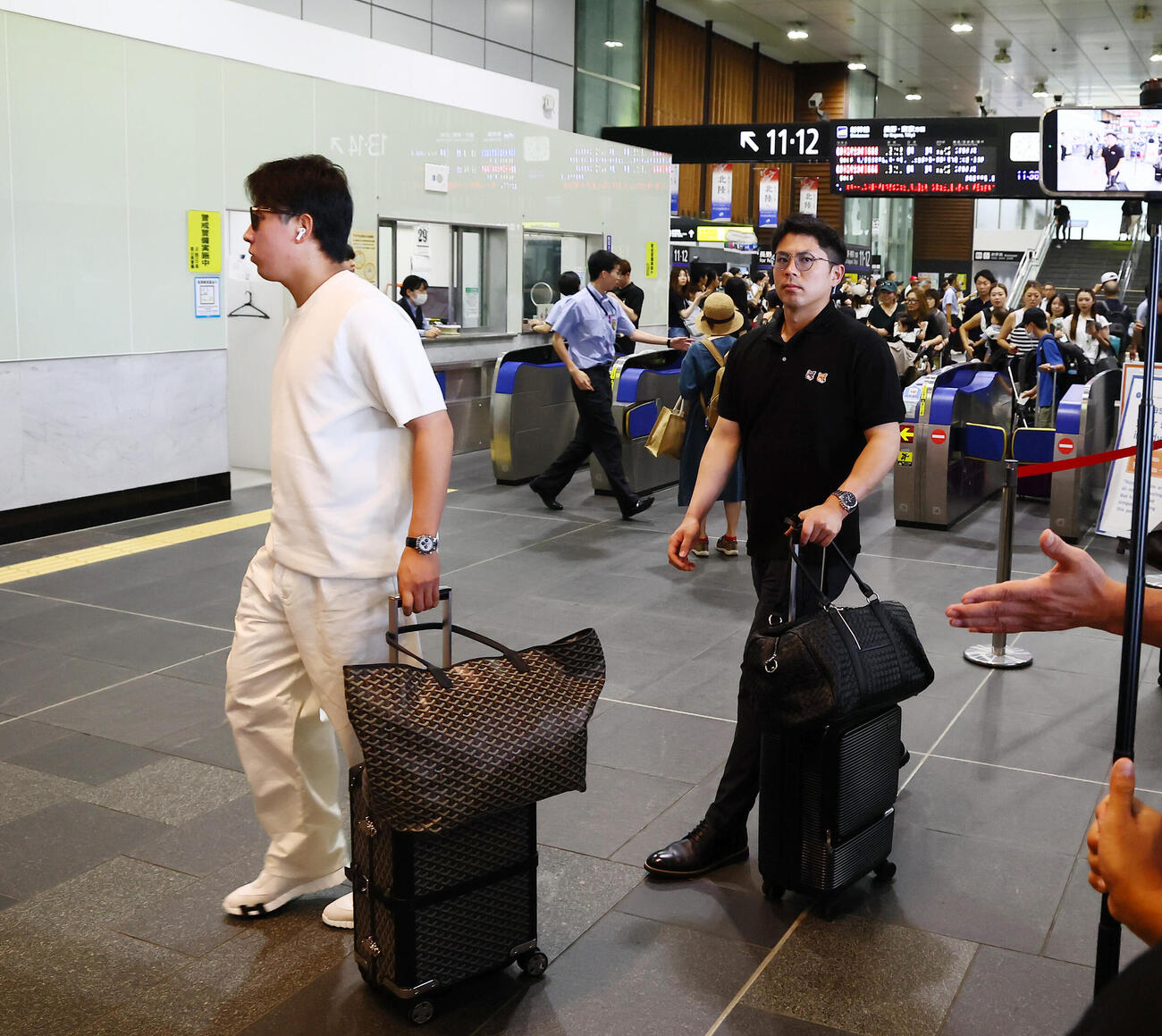 全パ対全セ　東京から新幹線で富山へ移動してきた全パの若月健矢（右）らナイン　（撮影・加藤哉）