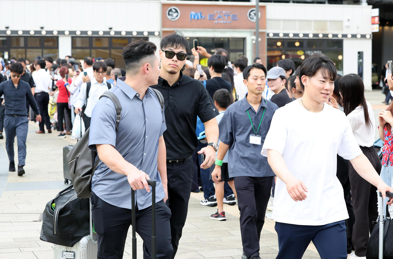 富山入りした阪神佐藤輝明（中央）ら（撮影・浅見桂子）