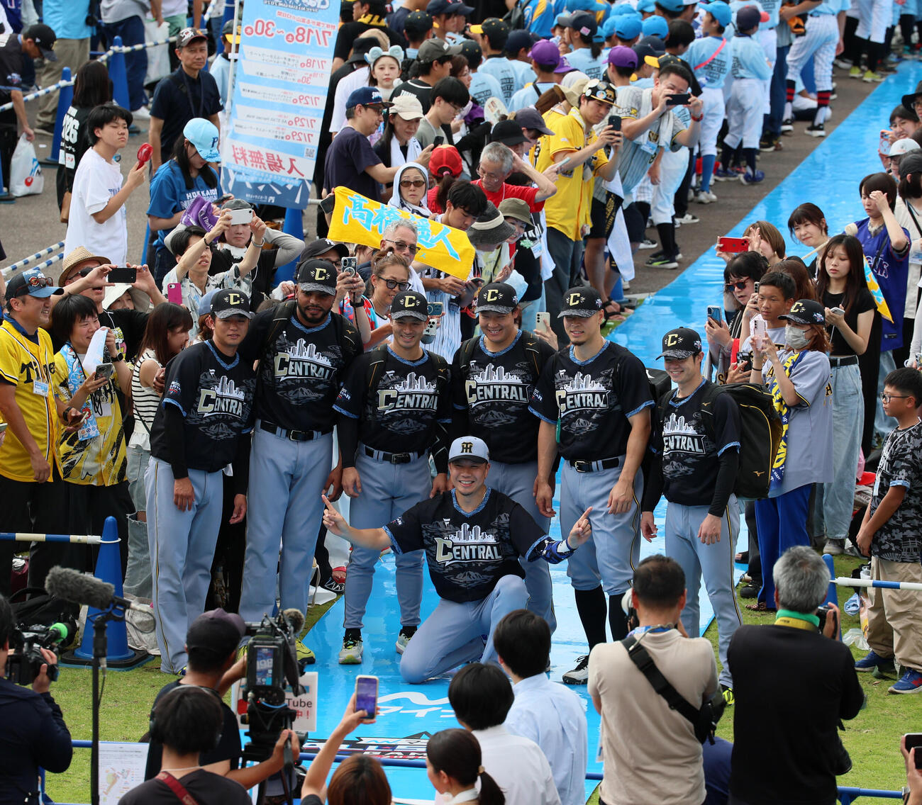 全パ対全セ　阪神勢のブルーカーペットになぜか中日大野雄大も参加。後列左から高橋遥人、ラファエル・ドリス、坂本誠志郎、大山悠輔、佐藤輝明、中野拓夢　（撮影・加藤哉）