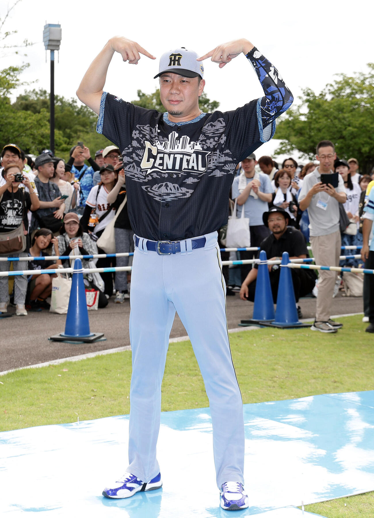 全パ対全セ　阪神のユニホームでブルーカーペットに参加した中日大野雄大（撮影・前田充）