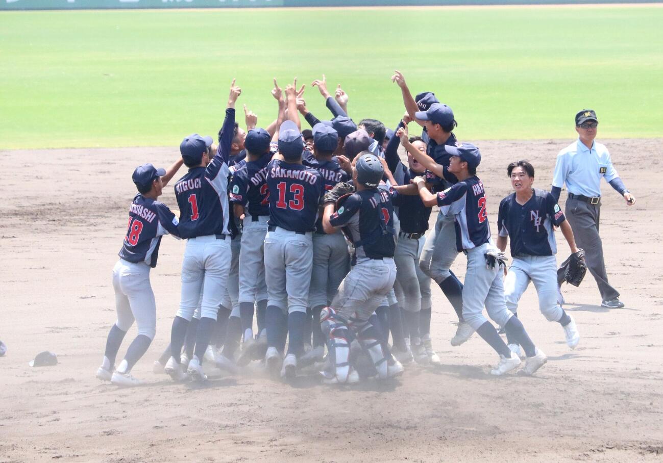 優勝して歓喜の輪をつくる兵庫伊丹ヤングの選手たち