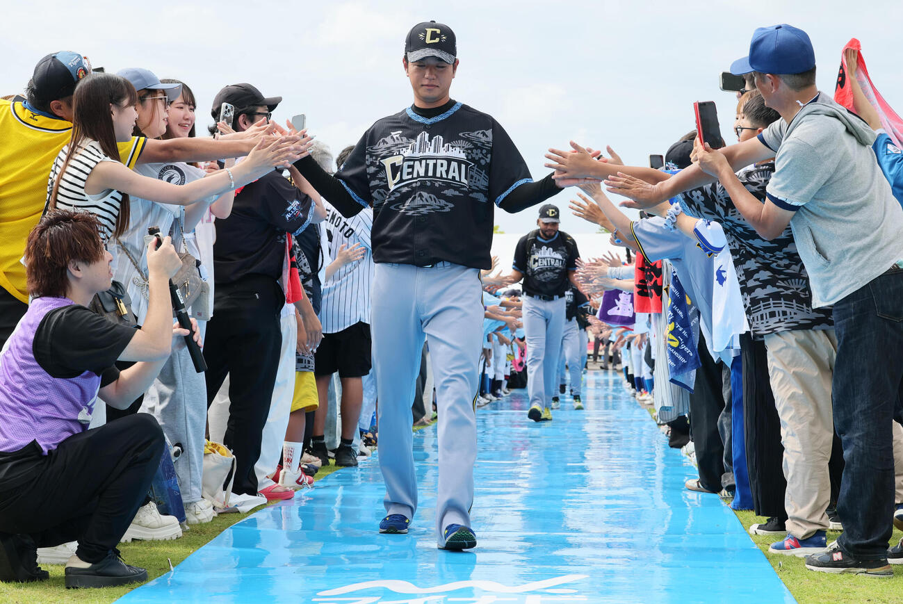 全パ対全セ　ブルーカーペットを歩く高橋遥人（代表撮影）