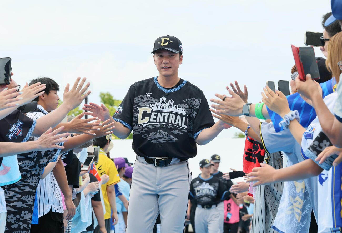 全パ対全セ　ブルーカーペットを歩く坂本勇人（代表撮影）