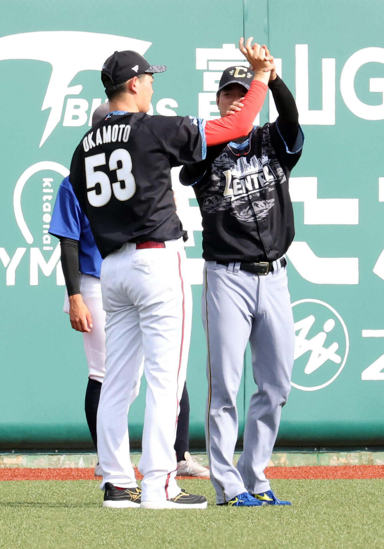 全パ対全セ　試合前、投球アドバイスを阪神高橋遥人（奥）から受ける広島岡本駿（撮影・浅見桂子）