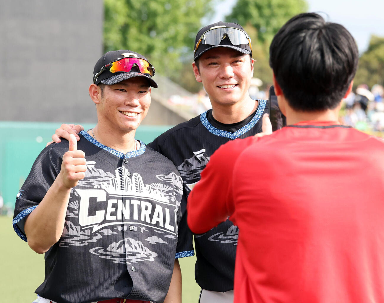 全パ対全セ　試合前、記念撮影する広島坂倉将吾（左）と巨人坂本勇人（撮影・浅見桂子）