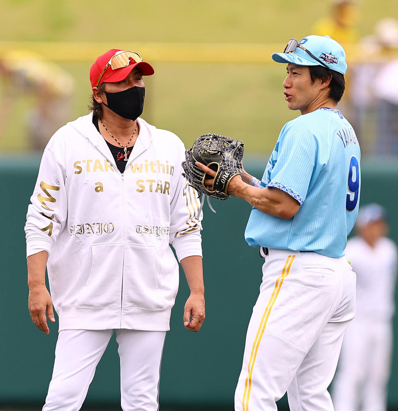 全パ対全セ　日本ハム新庄剛志監督（左）と話をするソフトバンク柳田悠岐（撮影・上田博志）