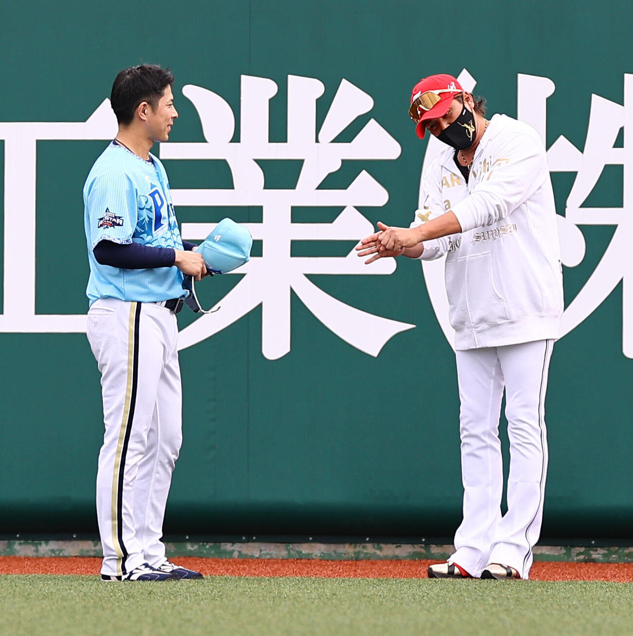 全パ対全セ　日本ハム新庄剛志監督（右）はオリックス若月健矢に打撃指導をする（撮影・上田博志）