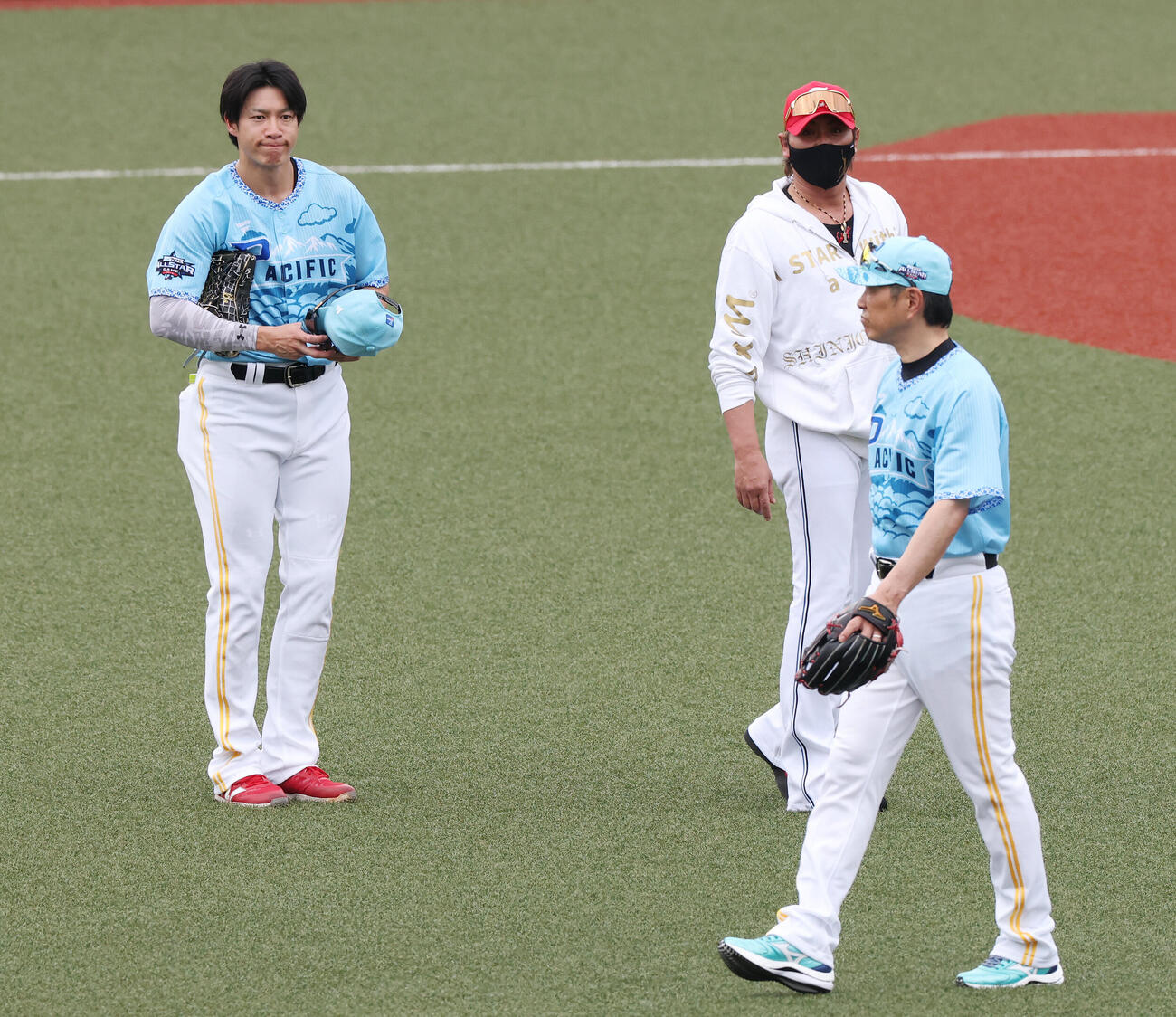 全パ対全セ　試合前、ソフトバンク小久保裕紀監督（右）と言葉を交わす柳田悠岐（左）と日本ハム新庄剛志監督（撮影・宮地輝）