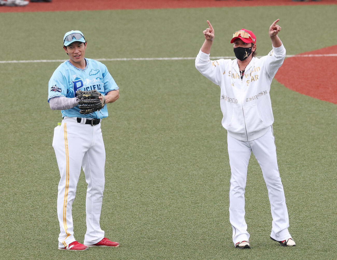 全パ対全セ　試合前、言葉を交わすソフトバンク柳田悠岐（左）と日本ハム新庄剛志監督（撮影・宮地輝）