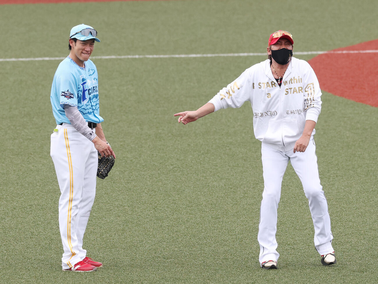 全パ対全セ　試合前、笑顔を見せるソフトバンク柳田悠岐（左）と日本ハム新庄剛志監督（撮影・宮地輝）