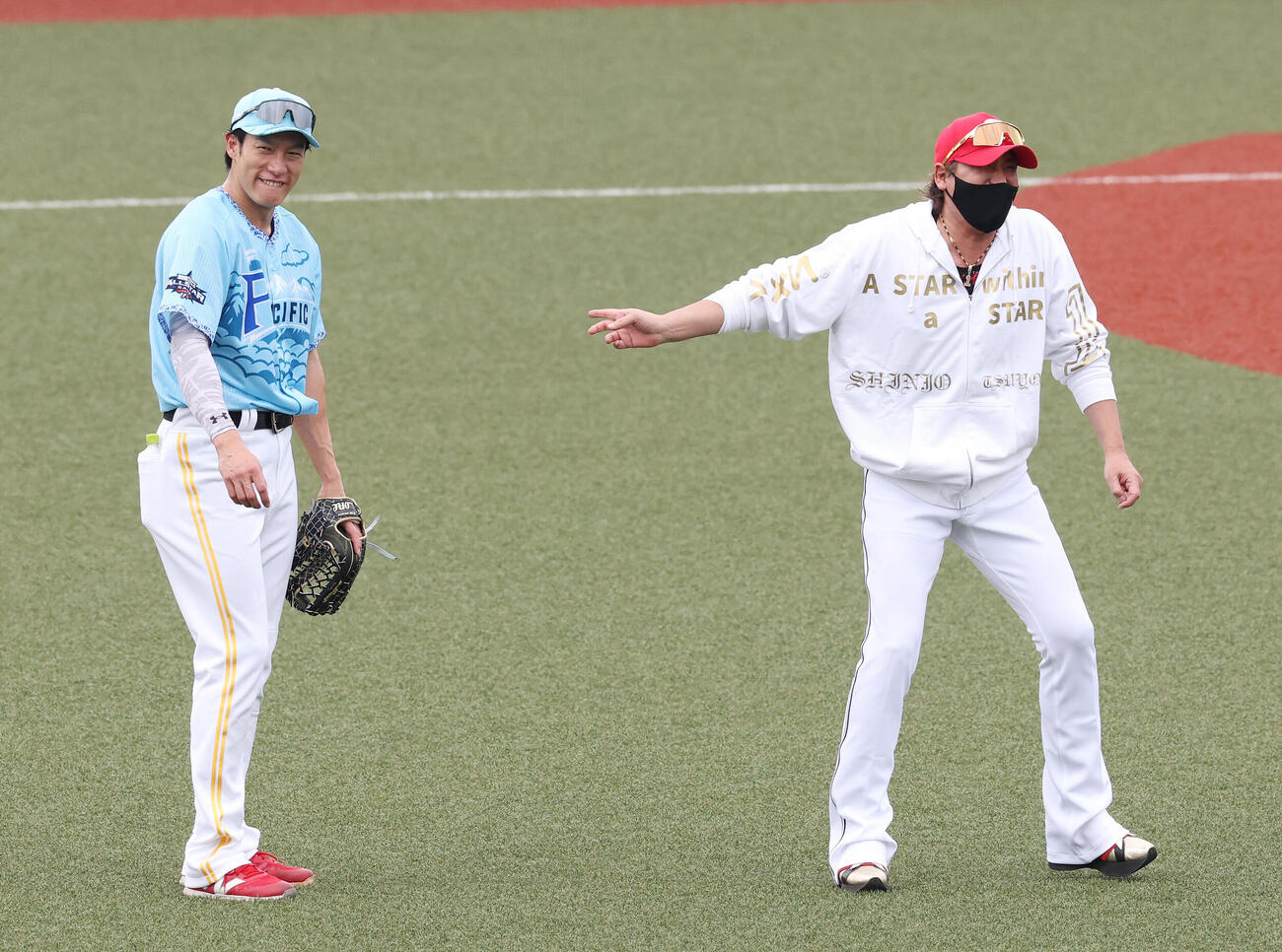 全パ対全セ　試合前、笑顔を見せるソフトバンク柳田悠岐（左）と日本ハム新庄剛志監督（撮影・宮地輝）