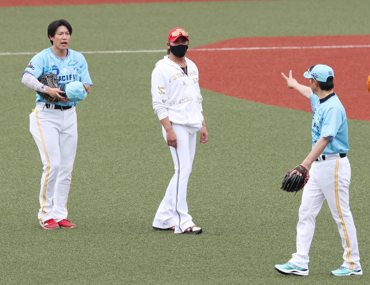 全パ対全セ　試合前、ソフトバンク小久保裕紀監督（右）と言葉を交わす柳田悠岐（左）と日本ハム新庄剛志監督（撮影・宮地輝）