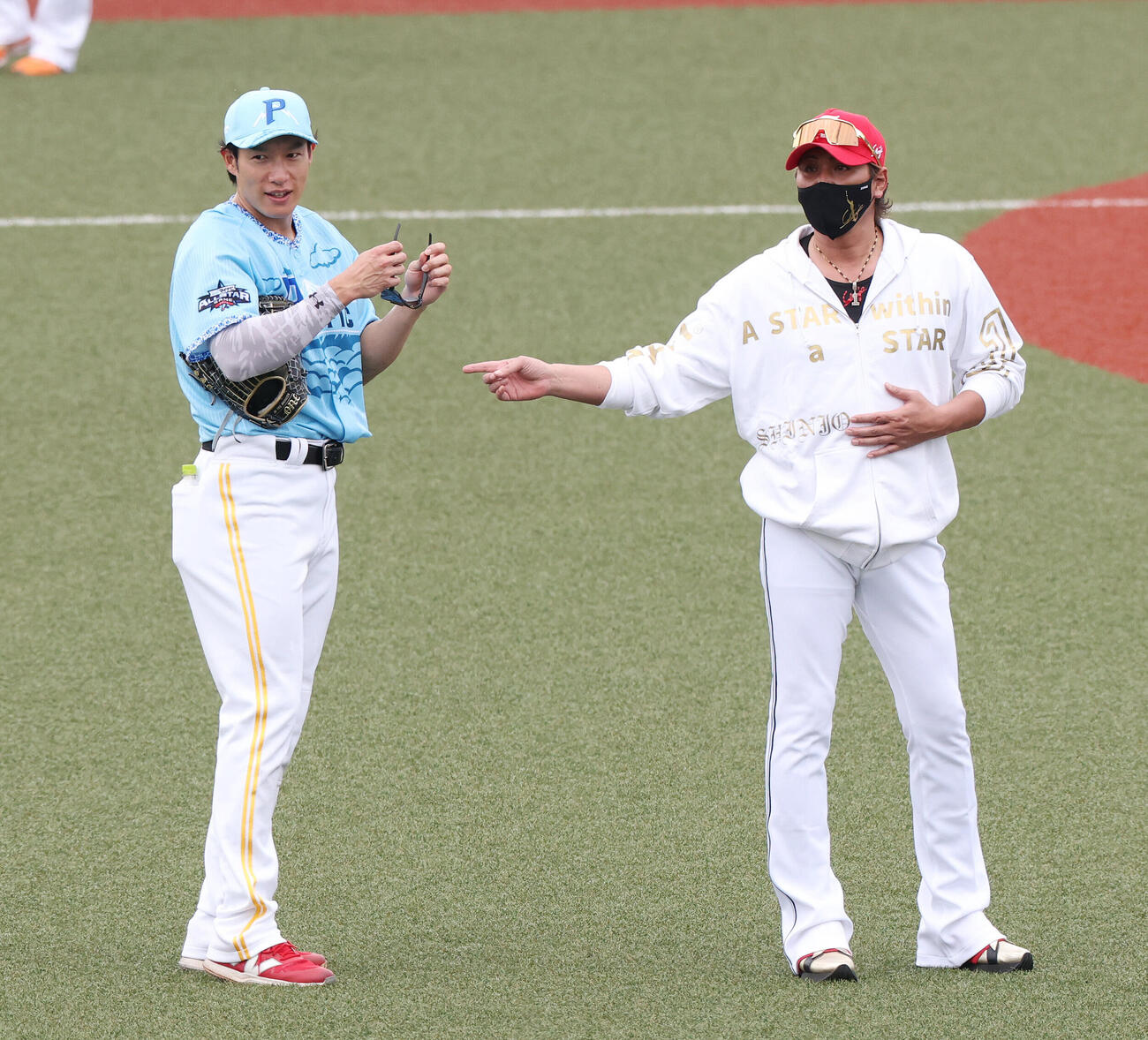 全パ対全セ　試合前、言葉を交わすソフトバンク柳田悠岐（左）と日本ハム新庄剛志監督（撮影・宮地輝）