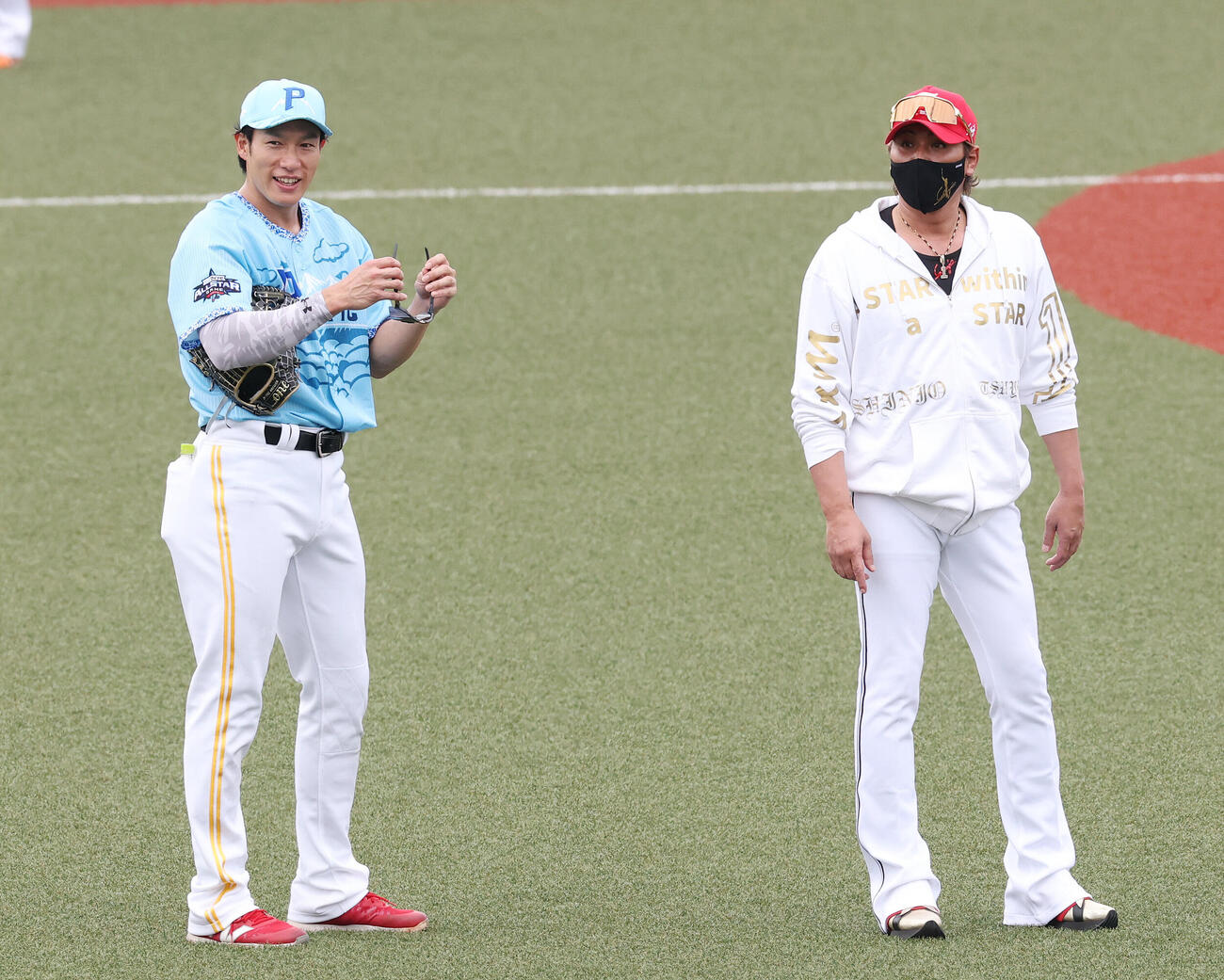 全パ対全セ　試合前、言葉を交わすソフトバンク柳田悠岐（左）と日本ハム新庄剛志監督（撮影・宮地輝）